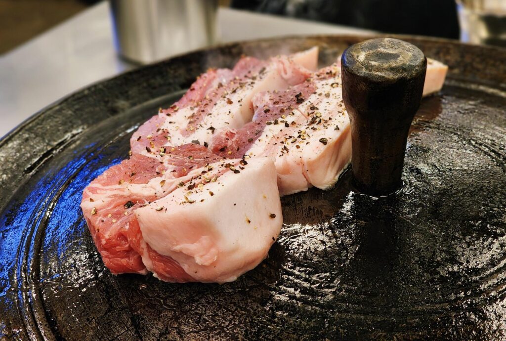 불판의 형태와 고기의 종류를 보는 것 만으로도 맛이 느껴지는 느낌